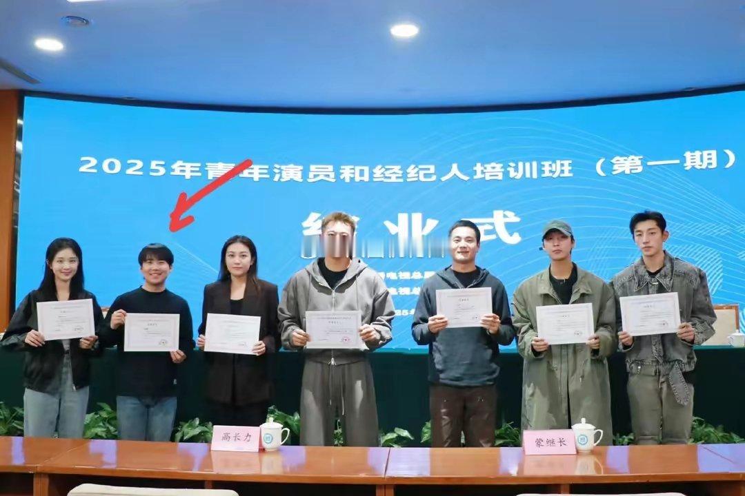 29岁郭麒麟近照曝光，身材娇小比俩女生矮，复胖穿紧身裤勒痕尴尬 ​​​