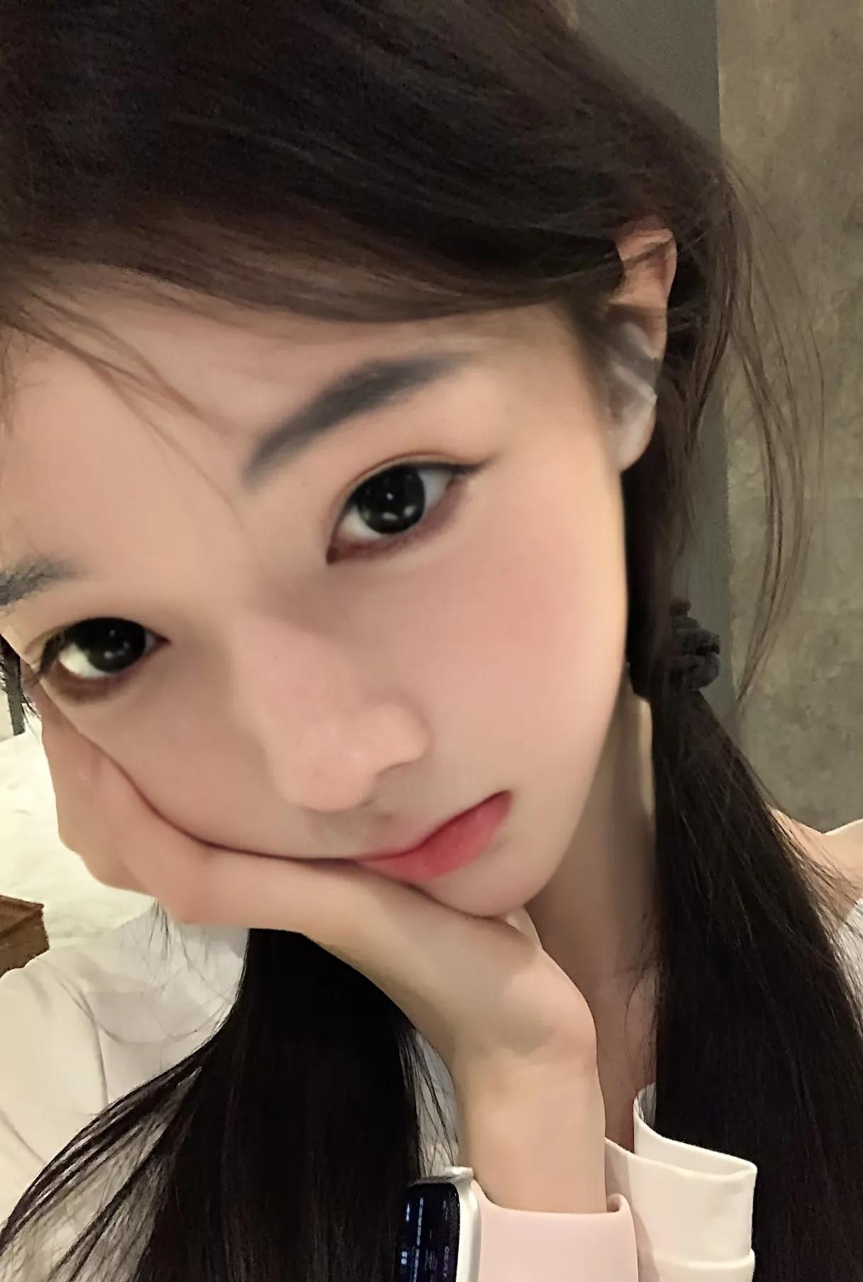 这是正能量值得点赞。
教师是神圣的职业，为人师表这个词代表一个民族的道德水准。