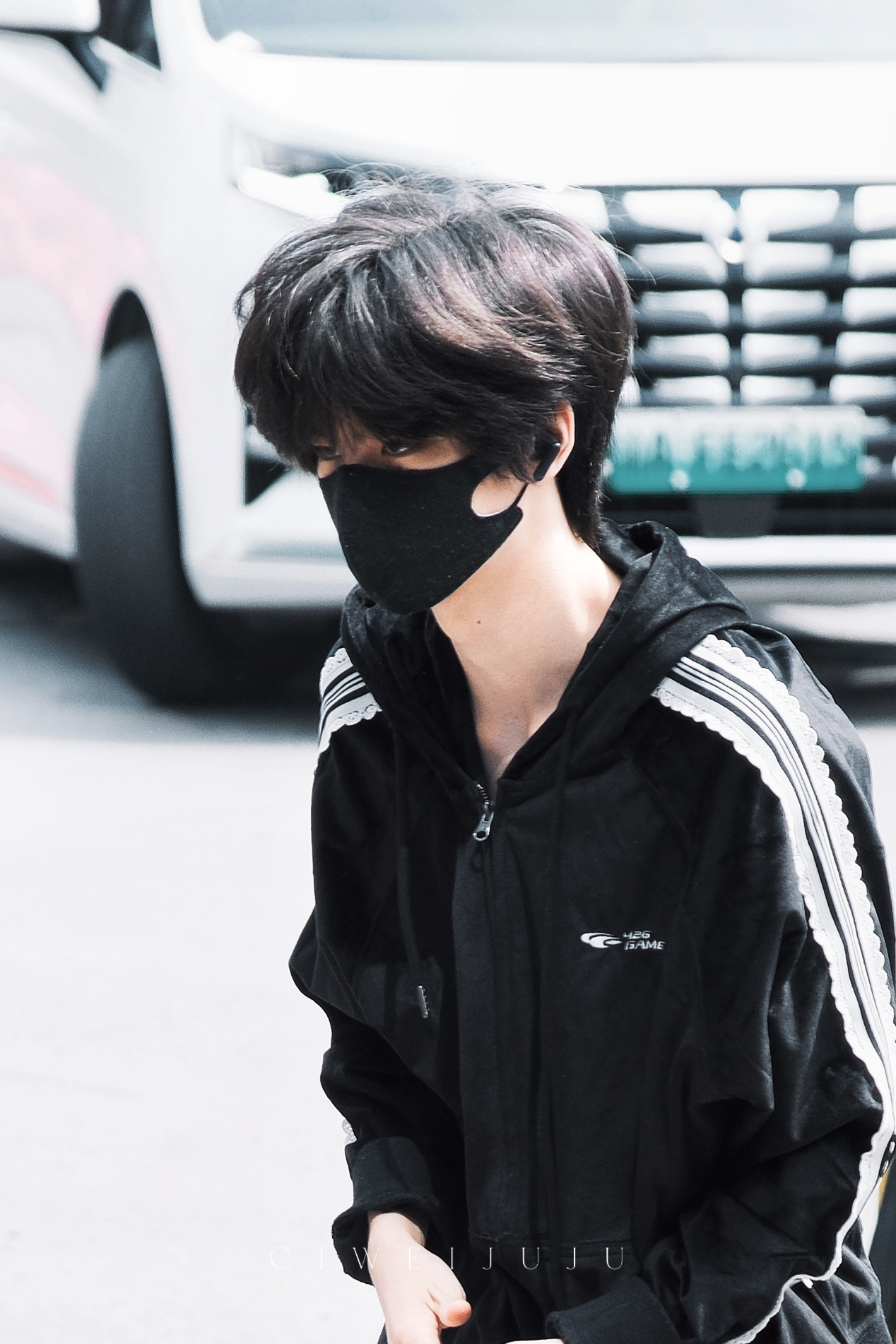 李煜东运动套装李煜东上班运动套装look青春帅气哇塞~这个发量真的狠狠羡慕了李煜