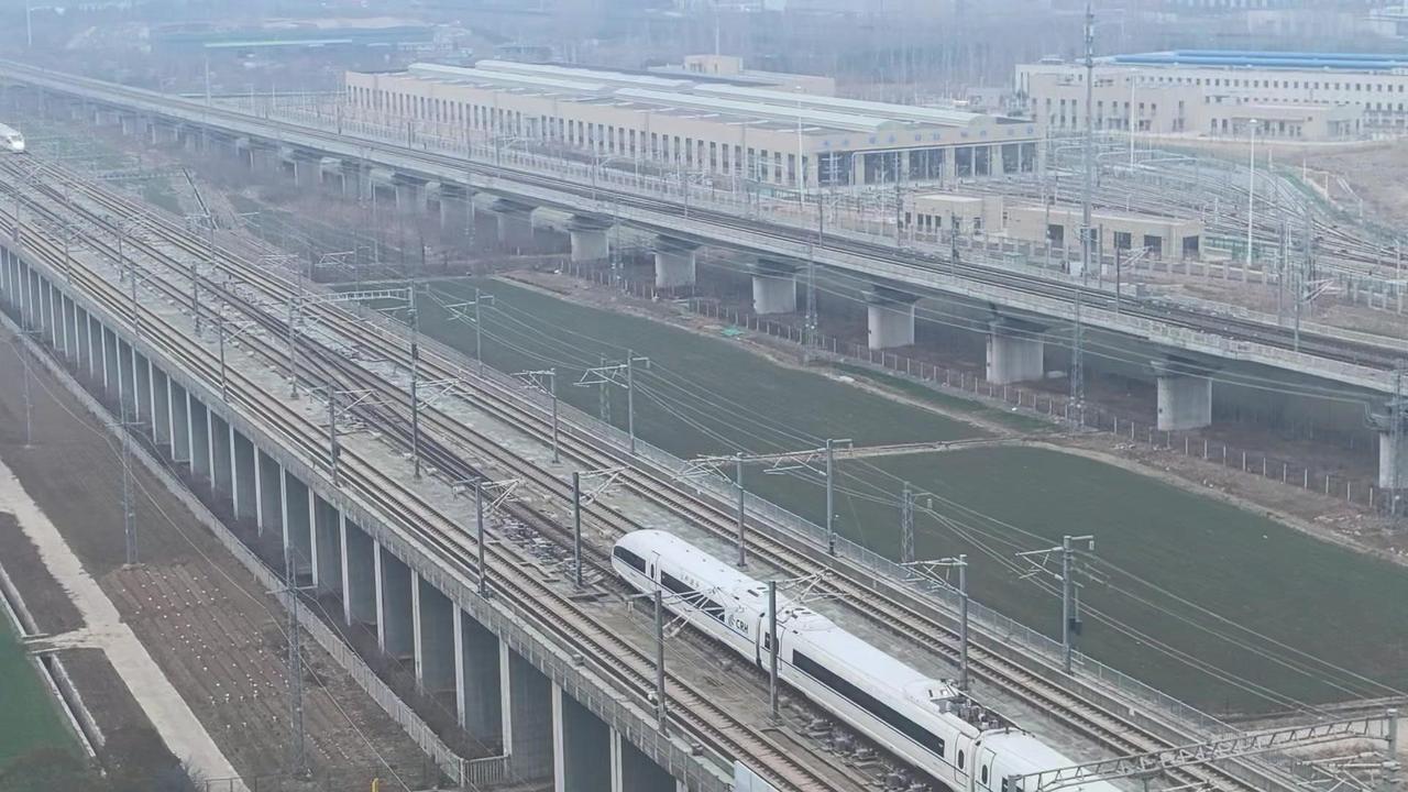 1️⃣八编组和谐号沿京沪高铁出站北上
2️⃣十六编组长编组和谐号沿徐兰京沪联络线