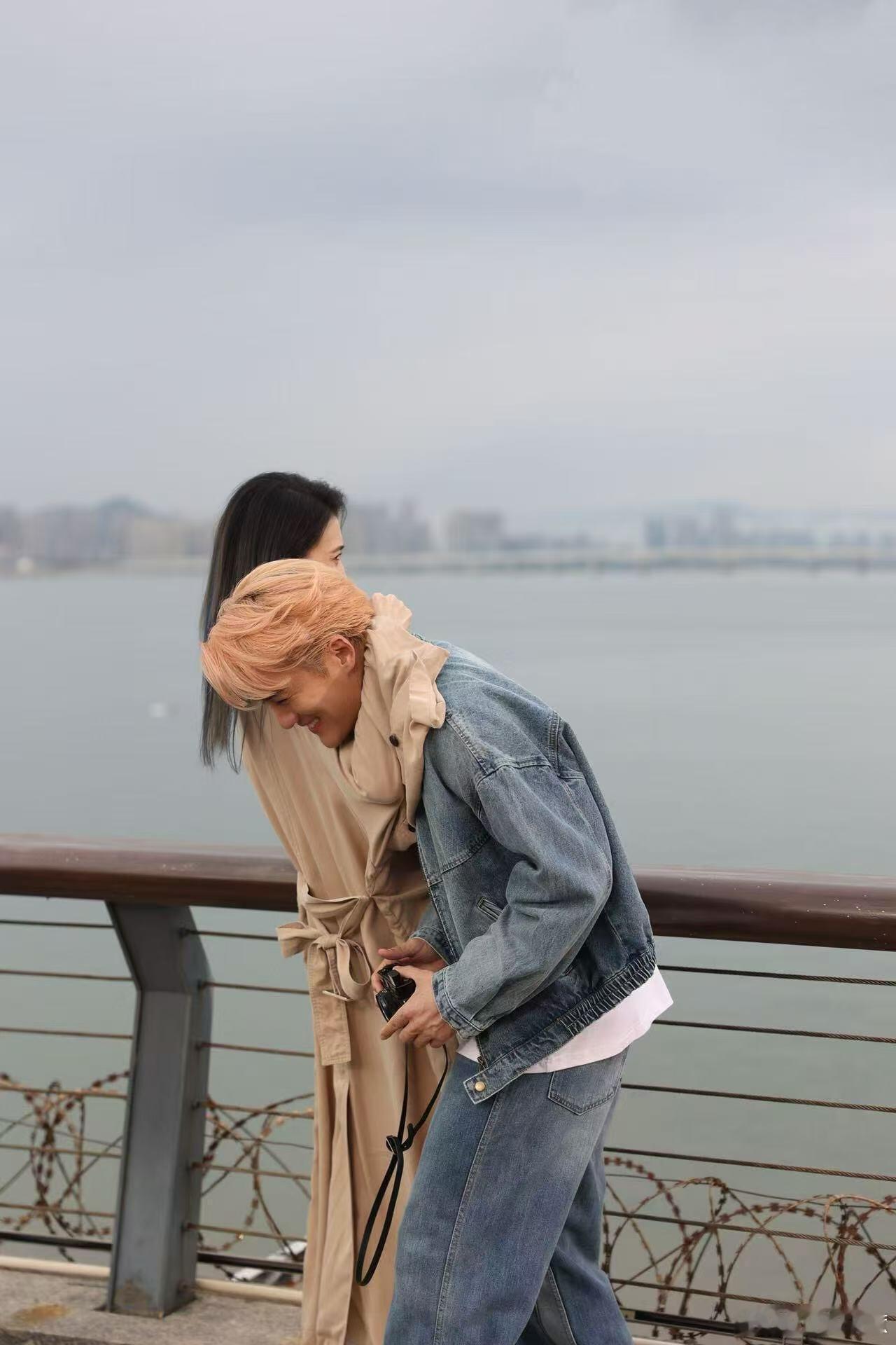 吴克群被戴佩妮锁喉戴佩妮演唱会嘉宾吴克群 友情最好的样子大概就是这样吧！戴佩妮敢