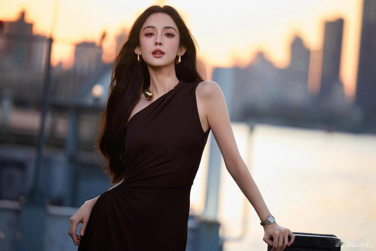 绝美娜扎[飞吻]
古力娜扎 娜扎