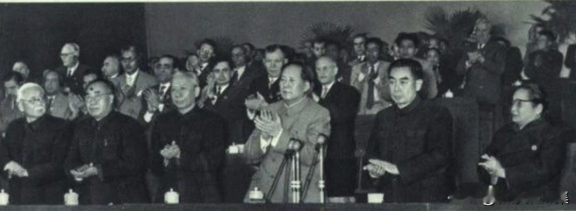 1957年12月2日，中国工会第八次全国代表大会。党和国家领导人接见前来参加中国