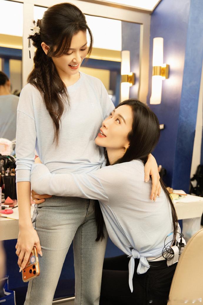 徐洁儿分享一些和漂亮妹妹的合照、徐洁儿和浪姐众人合照难得一次性解锁海量姐妹合照，