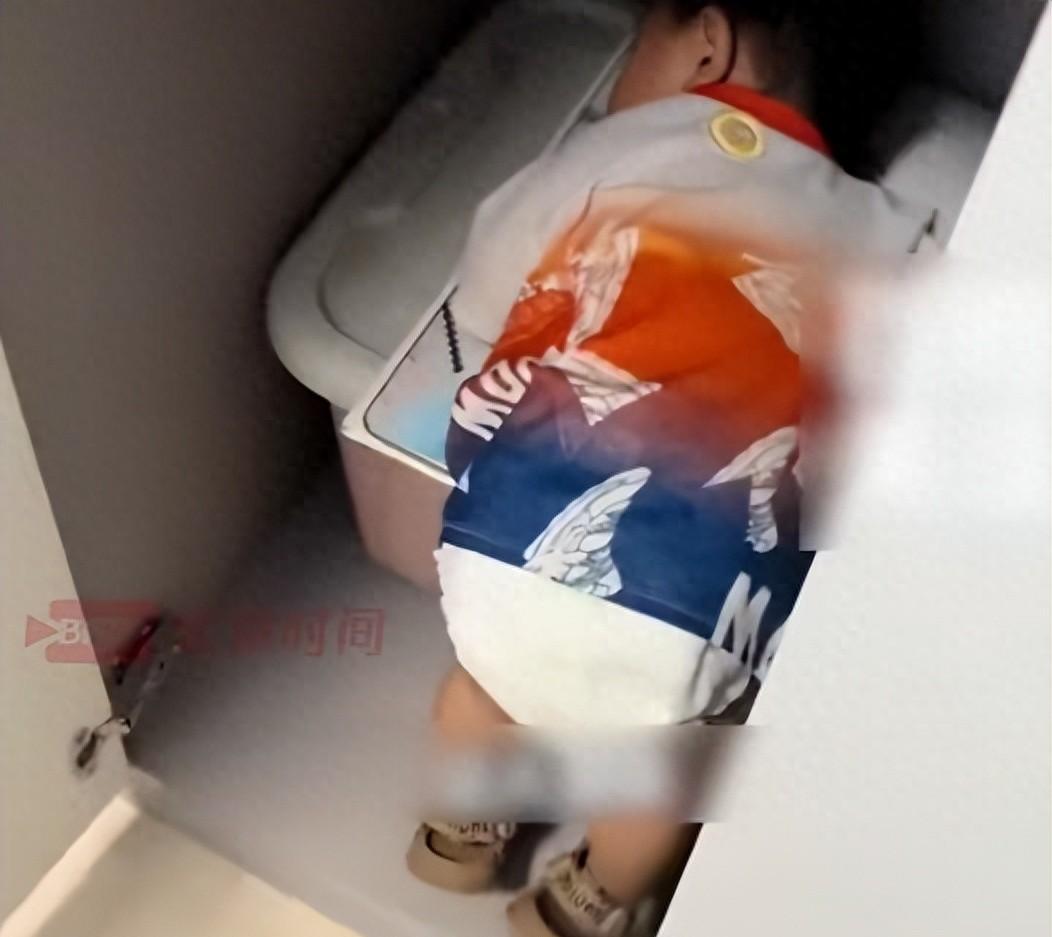 “泪目了！”湖南，一个孩子在出生第二天母亲就去世了， 但他一岁多时，意外发现母亲