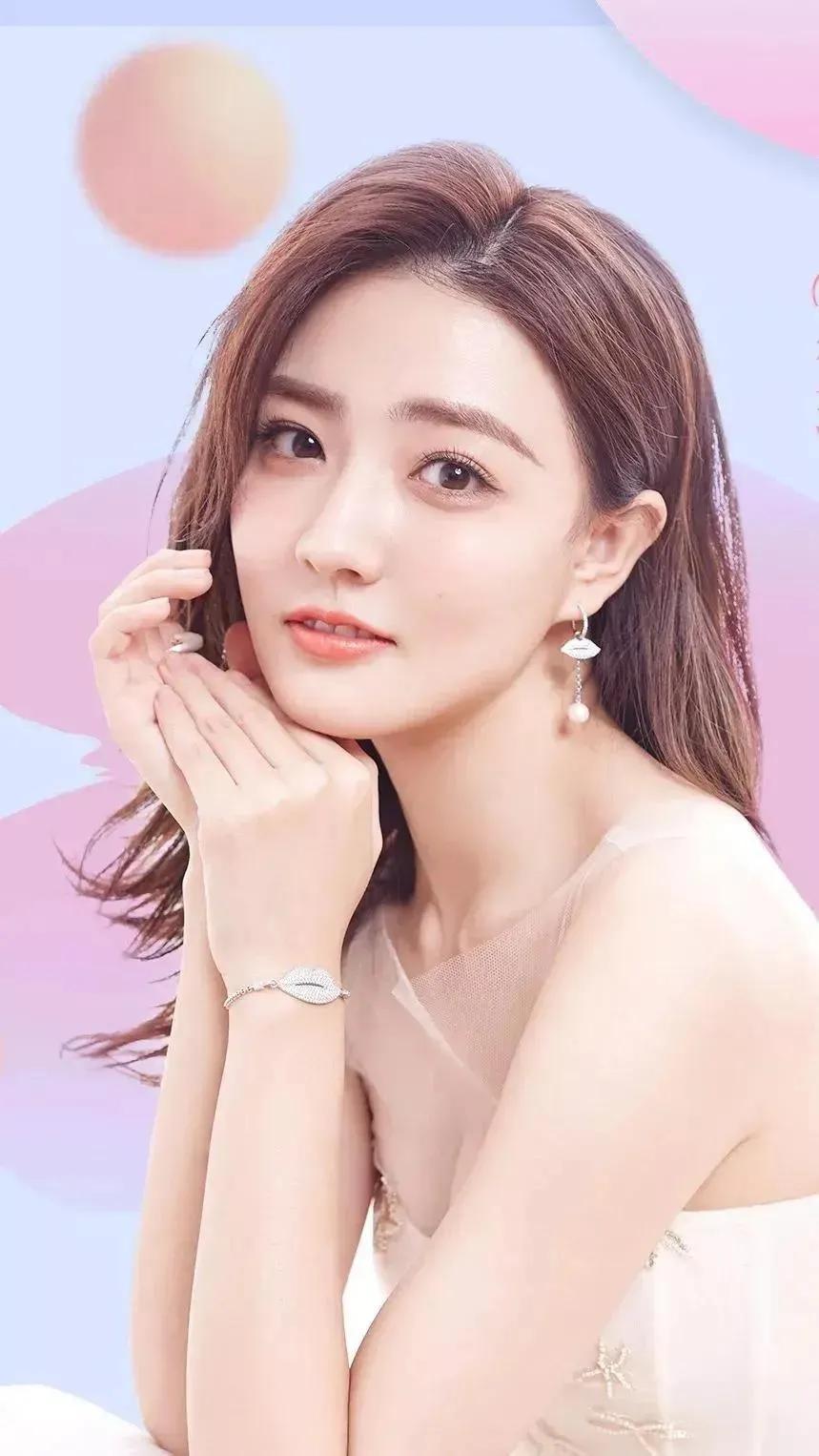 徐璐，中国内地女演员，以其出色的表演才华和魅力在演艺界备受瞩目。
 
徐璐的演技