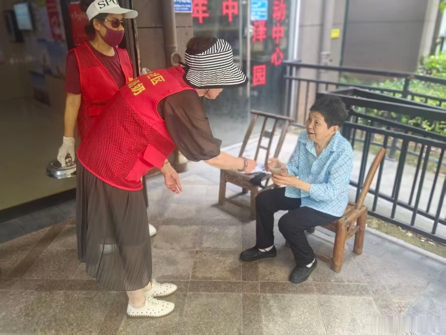 2026年7月11日下午，天气晴朗37℃度闷热，西陵区窑湾街道峡州社区共享奶奶志