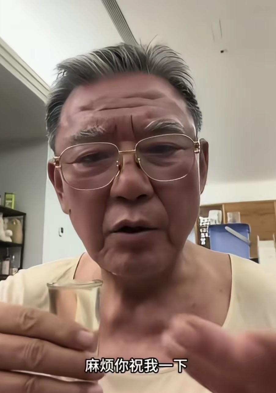 李立群老师酒后吐真言，他说自己年龄大了，老了。过生日也没有人发来祝贺了，以前年轻