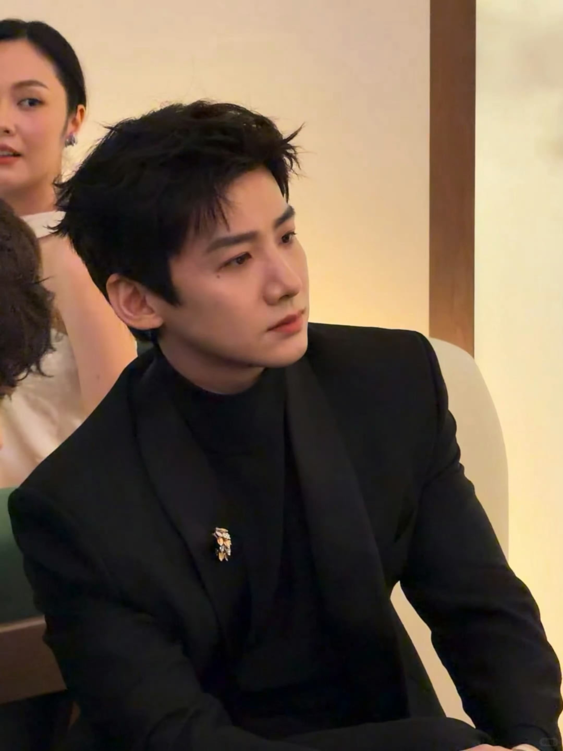 白敬亭怎么回事，咋进组刑警时刻之后总穿高领啊 ​​​