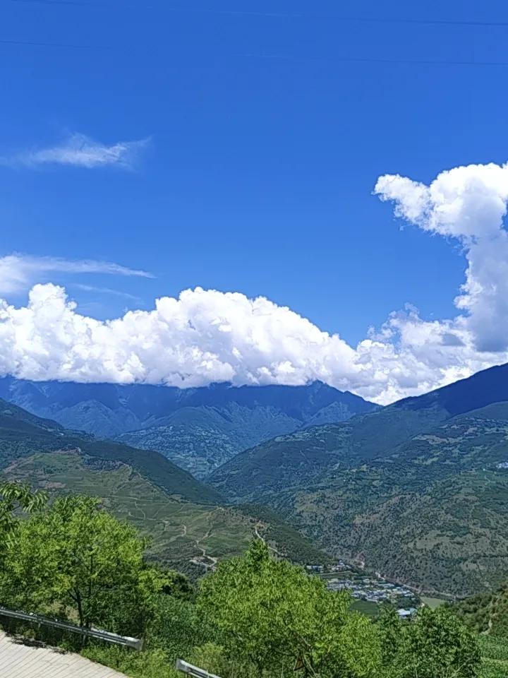 云南怒江大峡谷深山的云，美得让人窒息。福贡就藏在这峡谷腹地，是“三江并流”最深邃