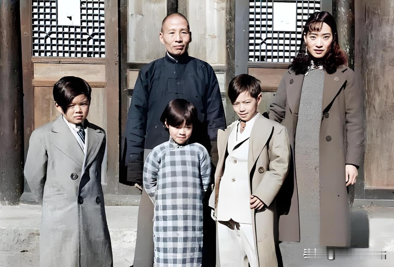 这张1938年的合影，活脱脱是刘文辉「土皇帝」人生的「伪装广告」！您瞅中间穿长衫