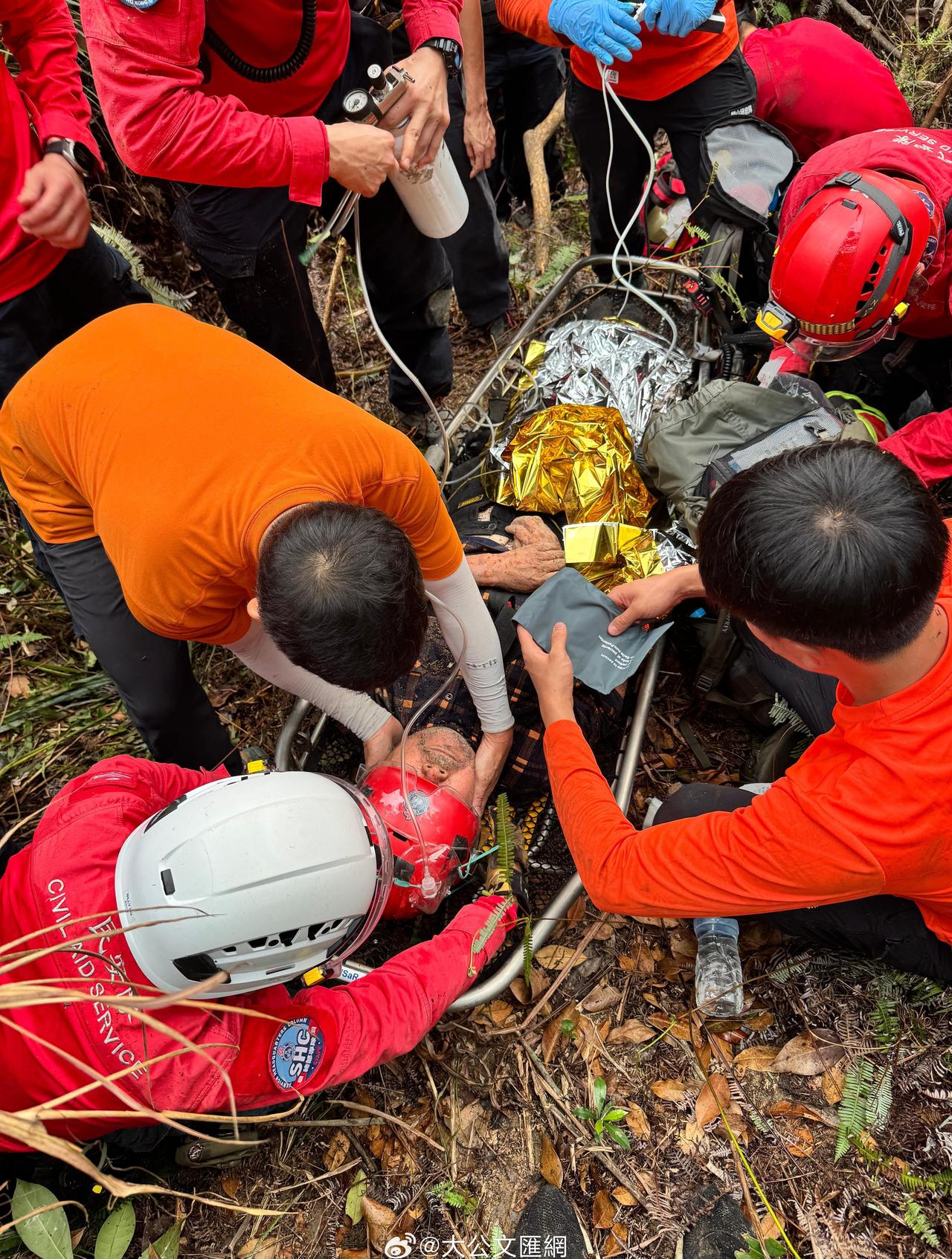 【79岁老人香港爬山失踪2日被寻回 】
79岁老人何成安与妻子4日前往屯门麦理浩