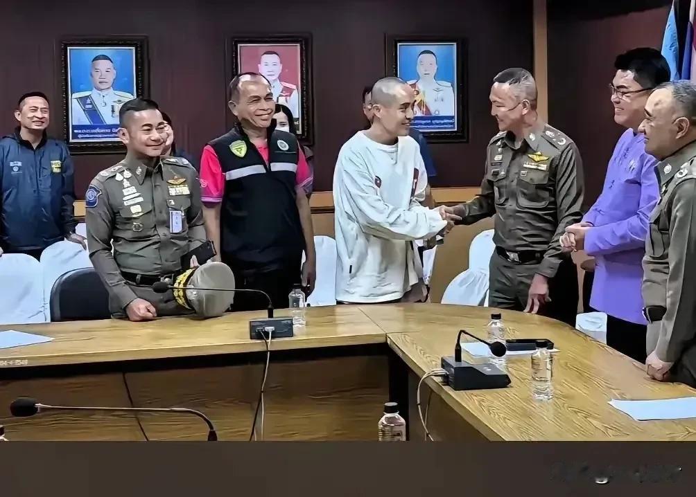 突然发现：演员王星被救，他最应该感谢的是他的女友而不是泰国的警察，理由如下：
