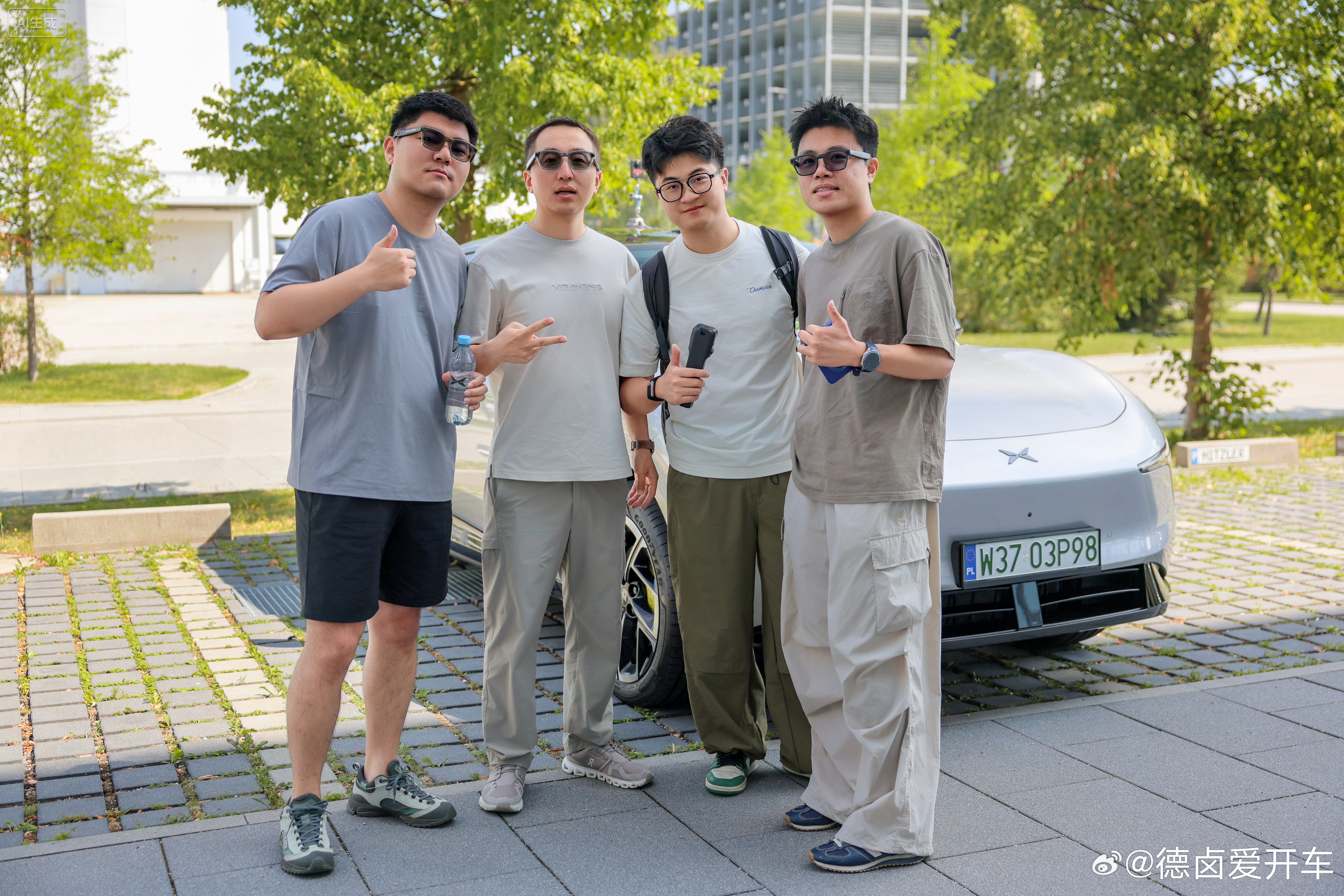 肉 的 Livis 眼镜没带，要不然就 L4 了。机机 确实非常男模，帅的一批。