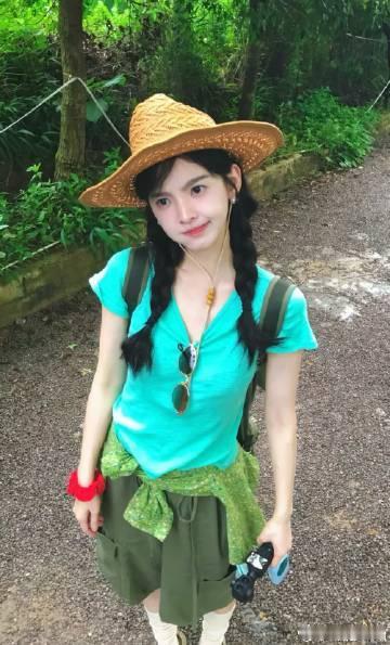 章若楠私服松弛感的神章若楠多巴胺氧气少女私服审美真的在线，多彩穿搭充满夏日活力。