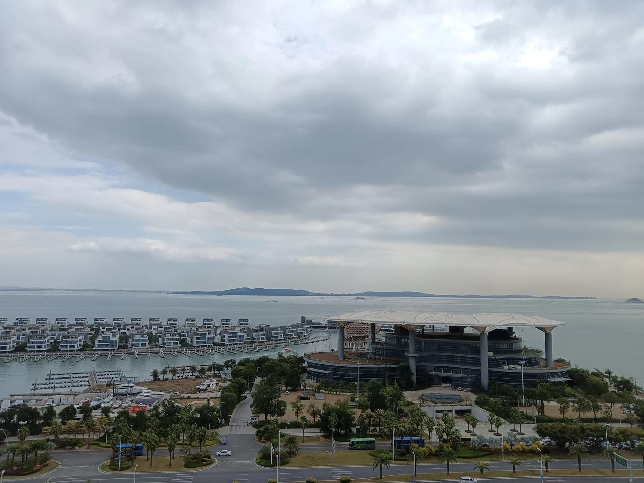 没想到在酒店房间里就能看到小金门，就是远处那个岛。