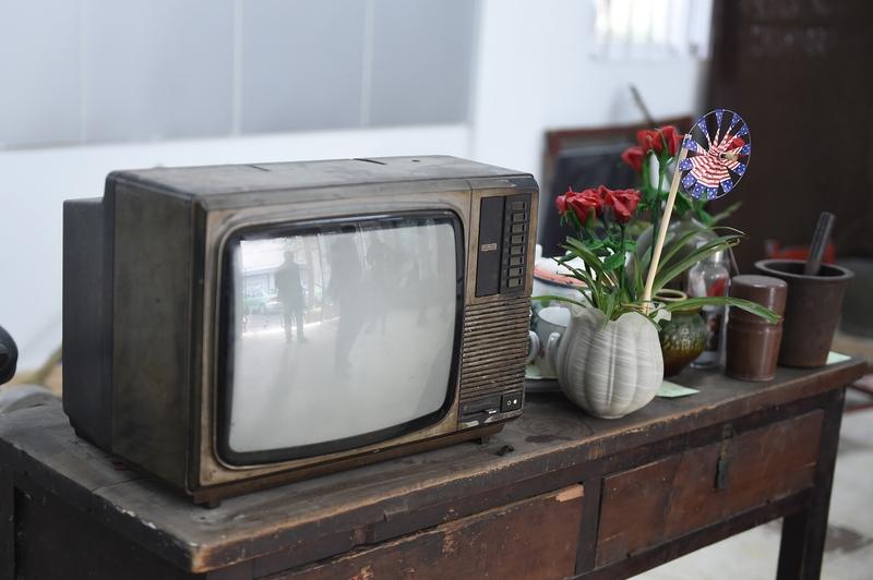 你认为年味越来越淡的原因是什么 我觉得年味越来越淡，主要有这几个原因。以前物质匮