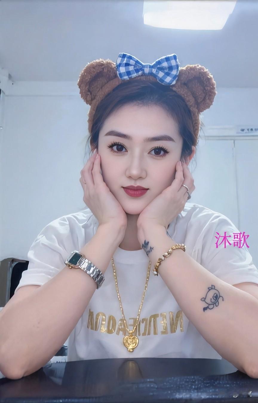 好姐妹晚上不理人，一个人坐在那里，不知道在想啥无话不谈好闺蜜 无话不说的姐妹 两