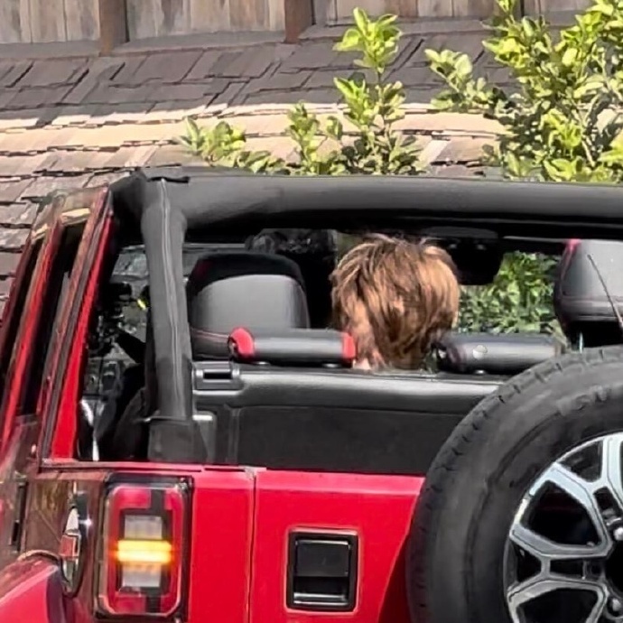 鹿晗五哈栗子头造型鹿晗五哈坐皮卡路透 鹿晗五哈坐皮卡路透，鹿晗五哈栗子头造型，谁