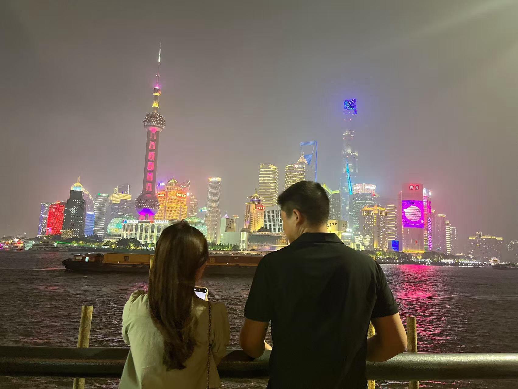 小明从家到外滩用了十五分钟，而我用了27年