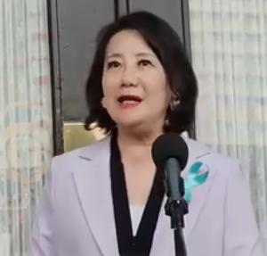 台湾地区蓝白7800亿“军购案”三读通过，民进党籍“立委”吴思瑶大骂“郑丽文、黄
