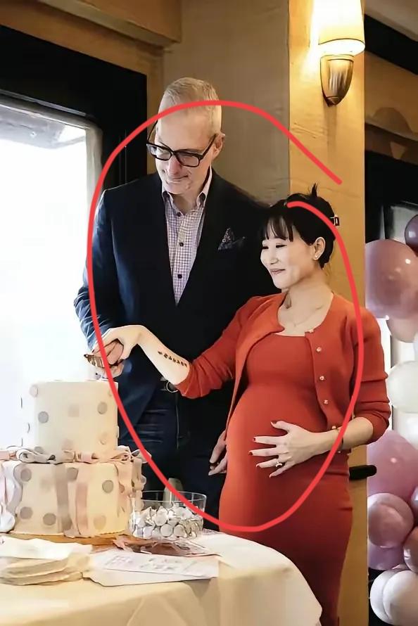 这逻辑简直绝了，把围观群众都给整乐了。
赴美陪读，转身怀了女儿学校老教授的孩子，