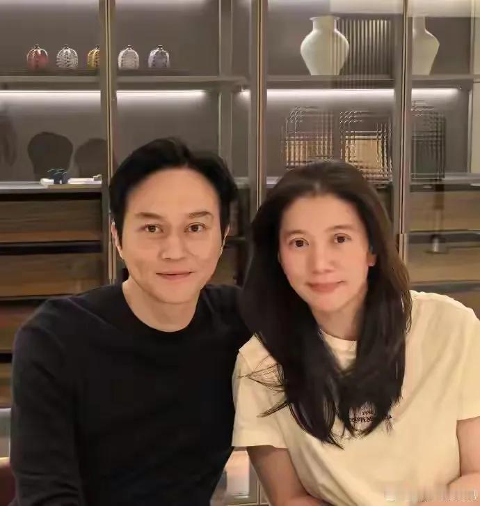 传闻袁咏仪是香港娱乐圈脾气最火爆的女艺人，恐怕也没人敢跟她潜规则，没想到张智霖看