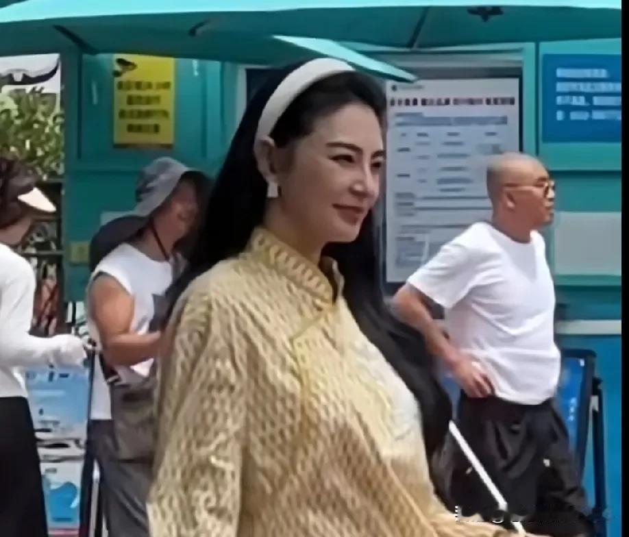 张雨绮呀，什么时候才能变换一下风格呢？别再老是这么可爱啦，重新回归到以前那种美艳