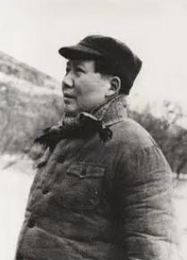 1935年，他被开除党籍，与廖承志一起戴着手铐走完长征，开国大典前，毛主席问他：