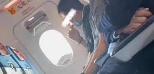 男子在飞机上吸电子烟？厦航客服回应