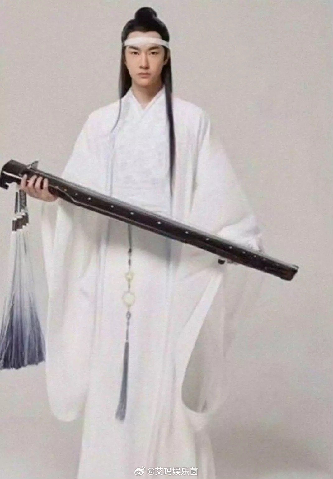 翻看到了《陈情令》肖战王一博当年的定妆照，他们是两个造型吗 ​​​