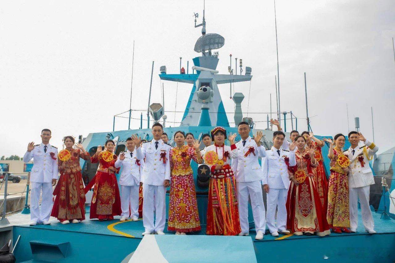 祝福他们！东部战区海军某大队，第二届军营集体婚礼，在该大队营区隆重举行！此次婚礼