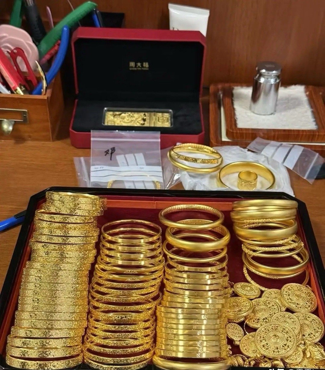 今天特意跑了趟金店，这一圈转下来，心都凉了半截。周大福、老庙、东方大国，价格全在