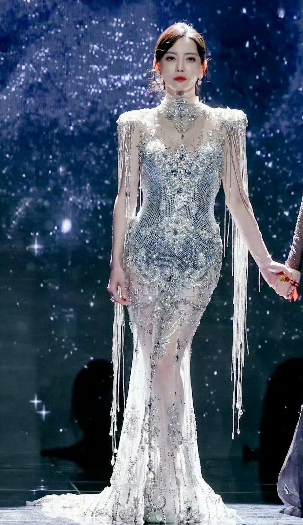 于文文 活着真好 看于文文带病赴微博之夜直接破防，她的敬业戳中了打工人，真心希望