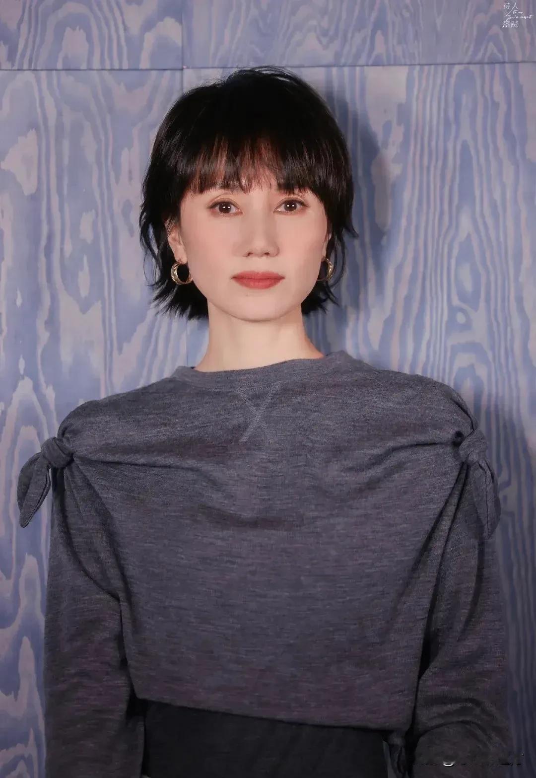 46岁的的袁泉迷人又优雅，眼睛还亮亮的！
#袁泉有多美#