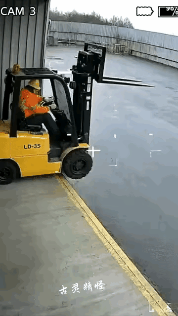 小哥哪来的勇气，敢径直开下去