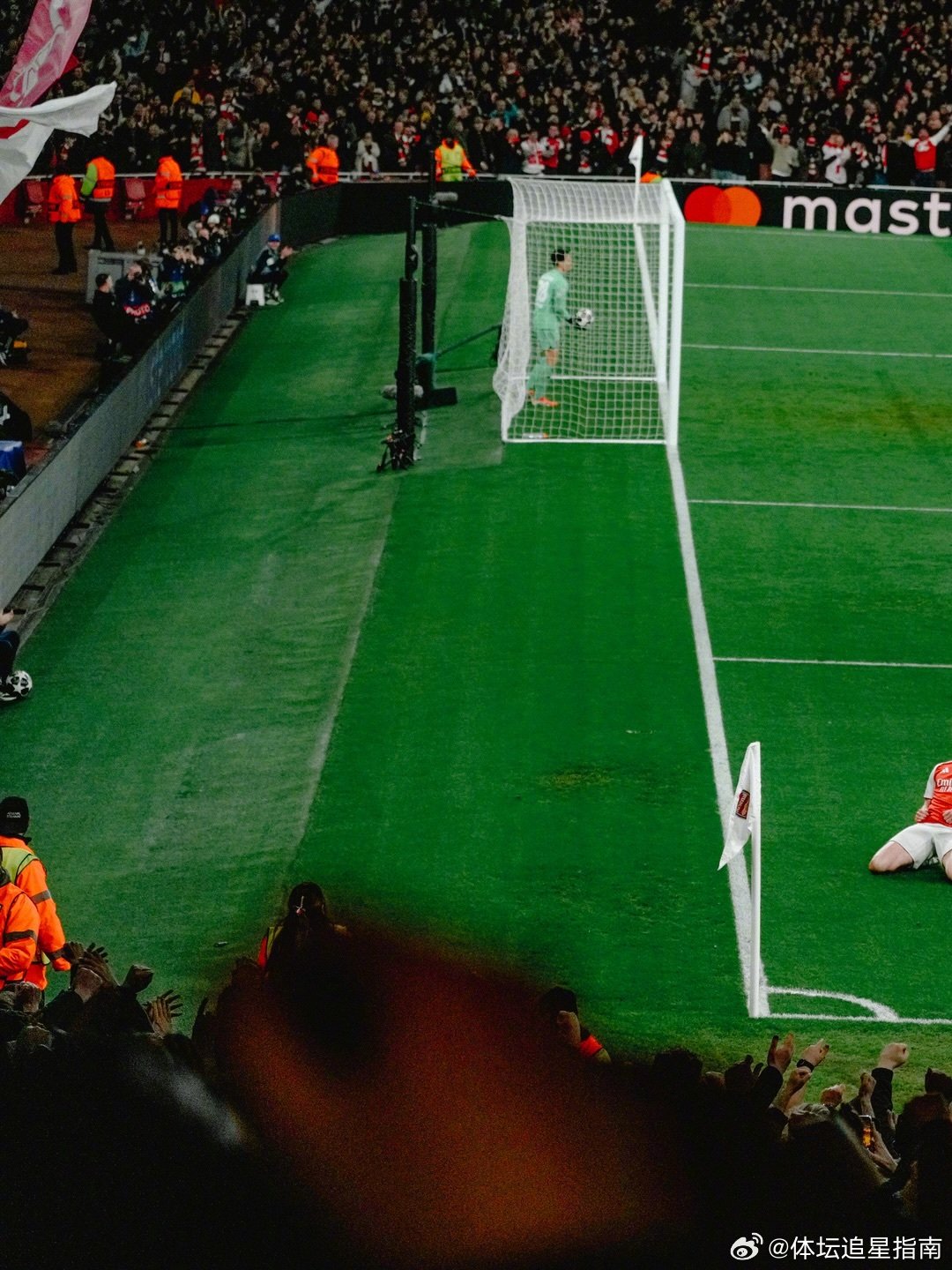 美妙之夜看台视角定格本场比赛经典瞬间阿森纳 阿森纳  cr：阿森纳足球俱乐部 