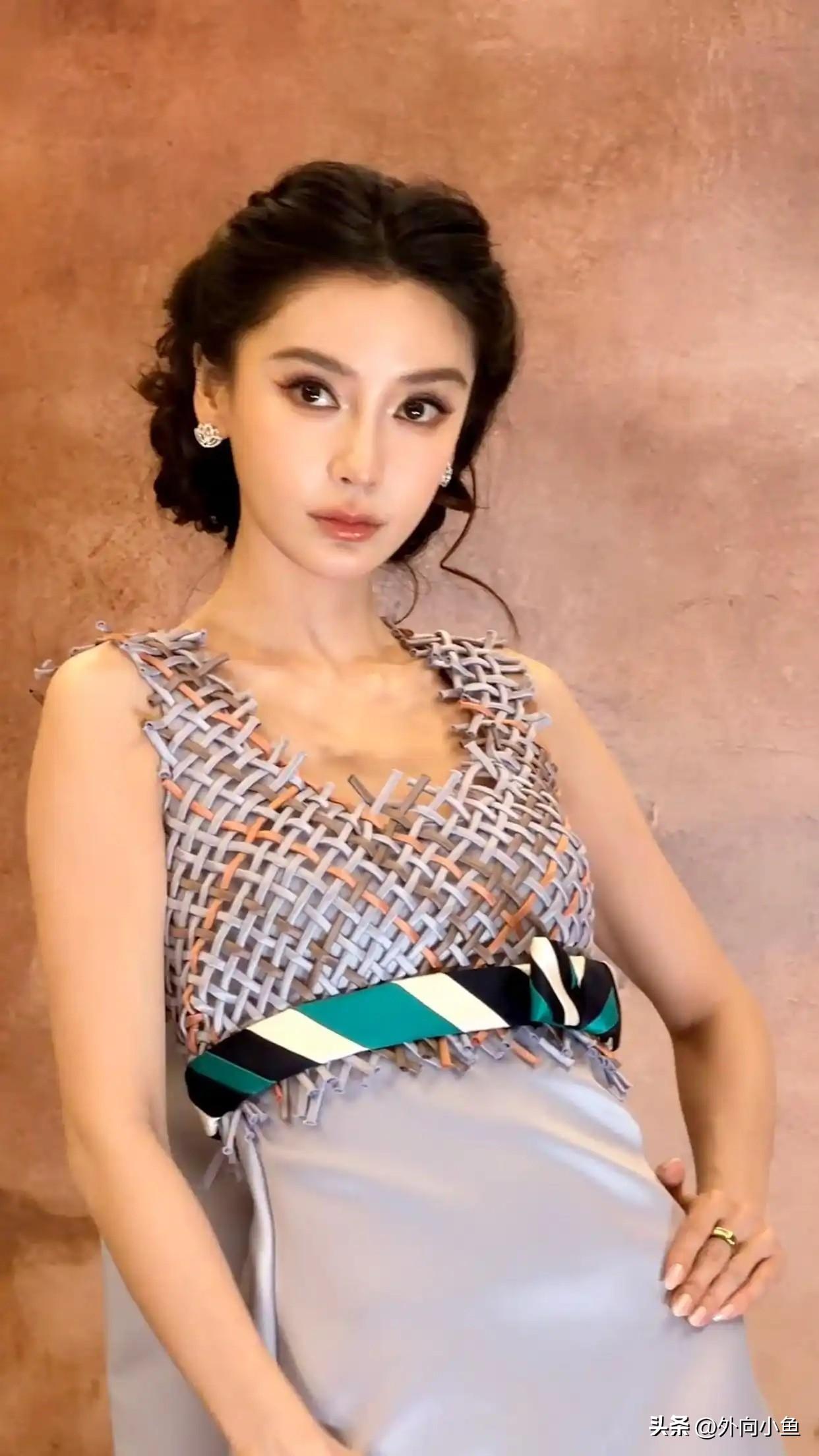 杨颖这身造型太有艺术感了！

一身V领编织拼接礼服很有巧思，撞色宽腰带勾勒腰线，