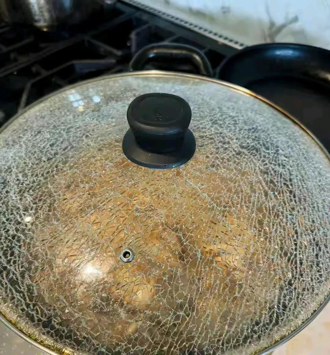 做菜时中途发现锅盖玻璃碎裂，已关火但不敢直接打开，怕玻璃碎弄到菜就没了，现在能有