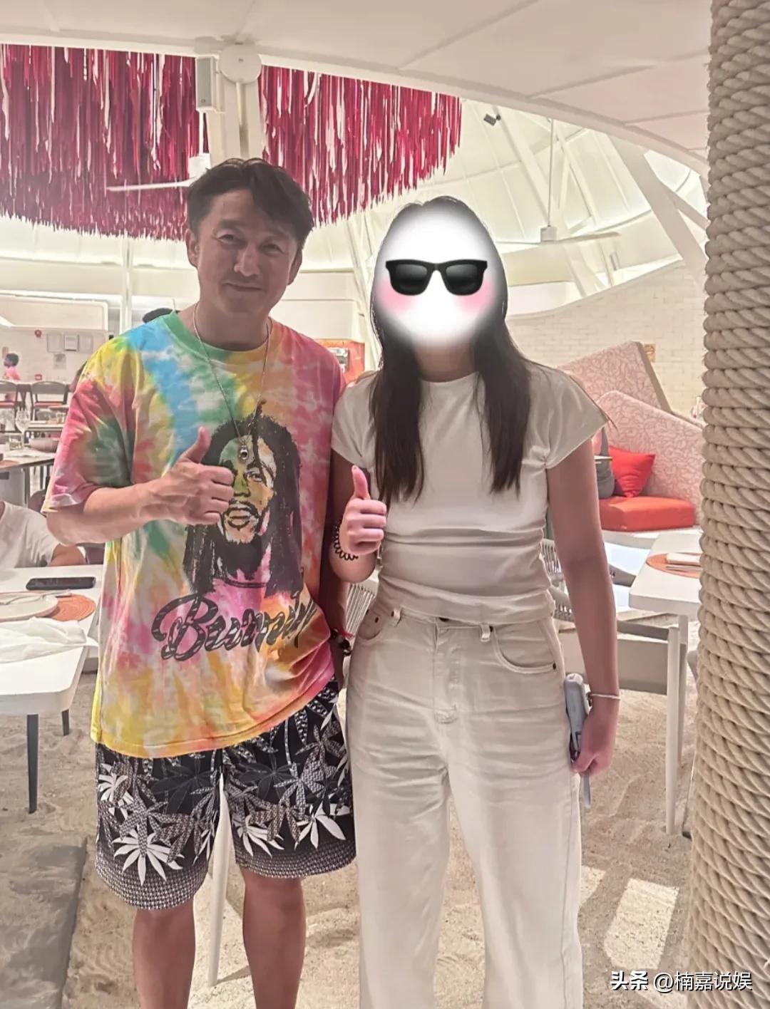 邹市明和冉莹颖夫妻俩带着三个孩子现身马尔代夫度假，看来网传他们家“败光家产”的消