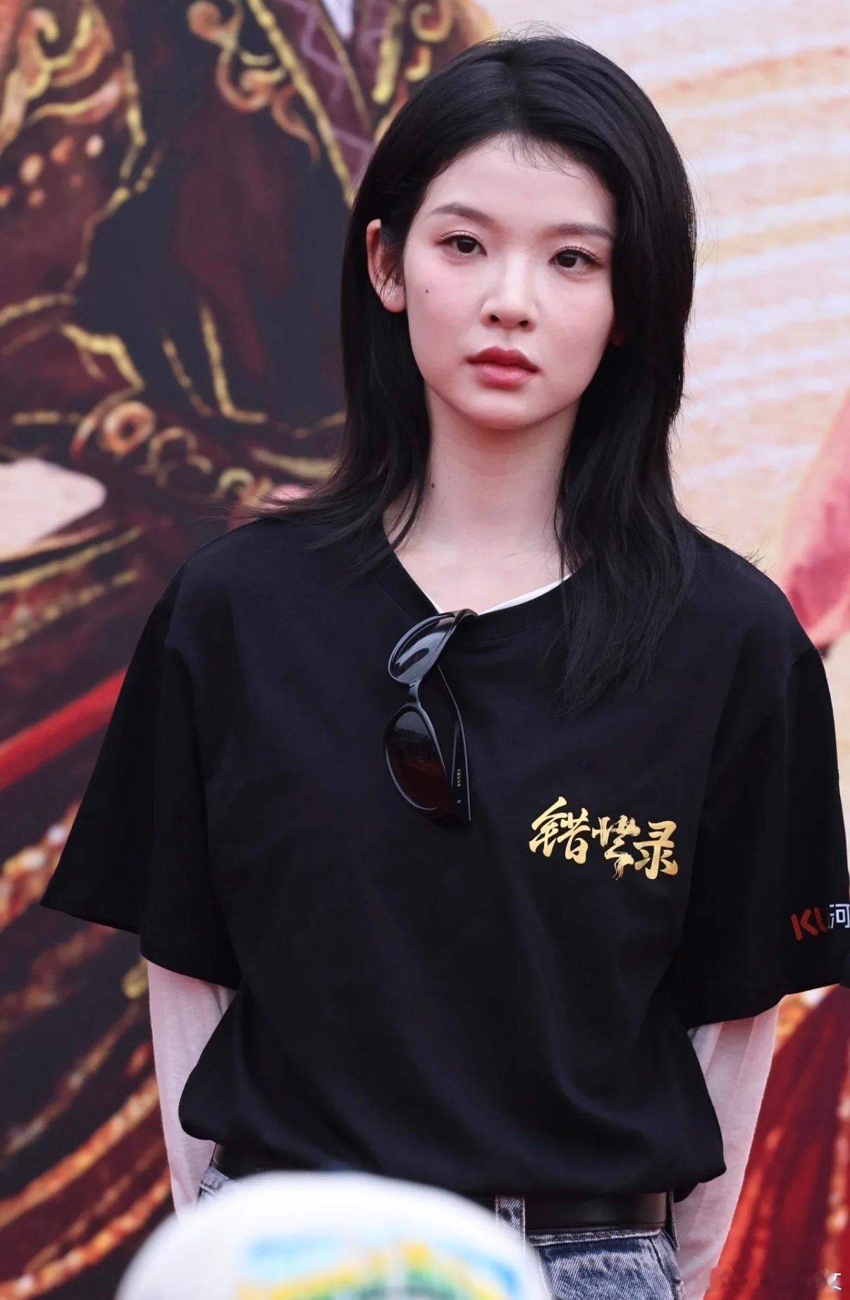 张淼怡错世录开机错世录剧组在横店开机大吉，张淼怡全身心投入新剧拍摄，与敖瑞鹏搭档