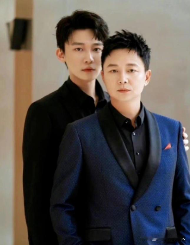 2001年，刘奕君拍戏回到家中，妻子吕梓媛冷着脸说，“我们离婚吧，一年到头不在家