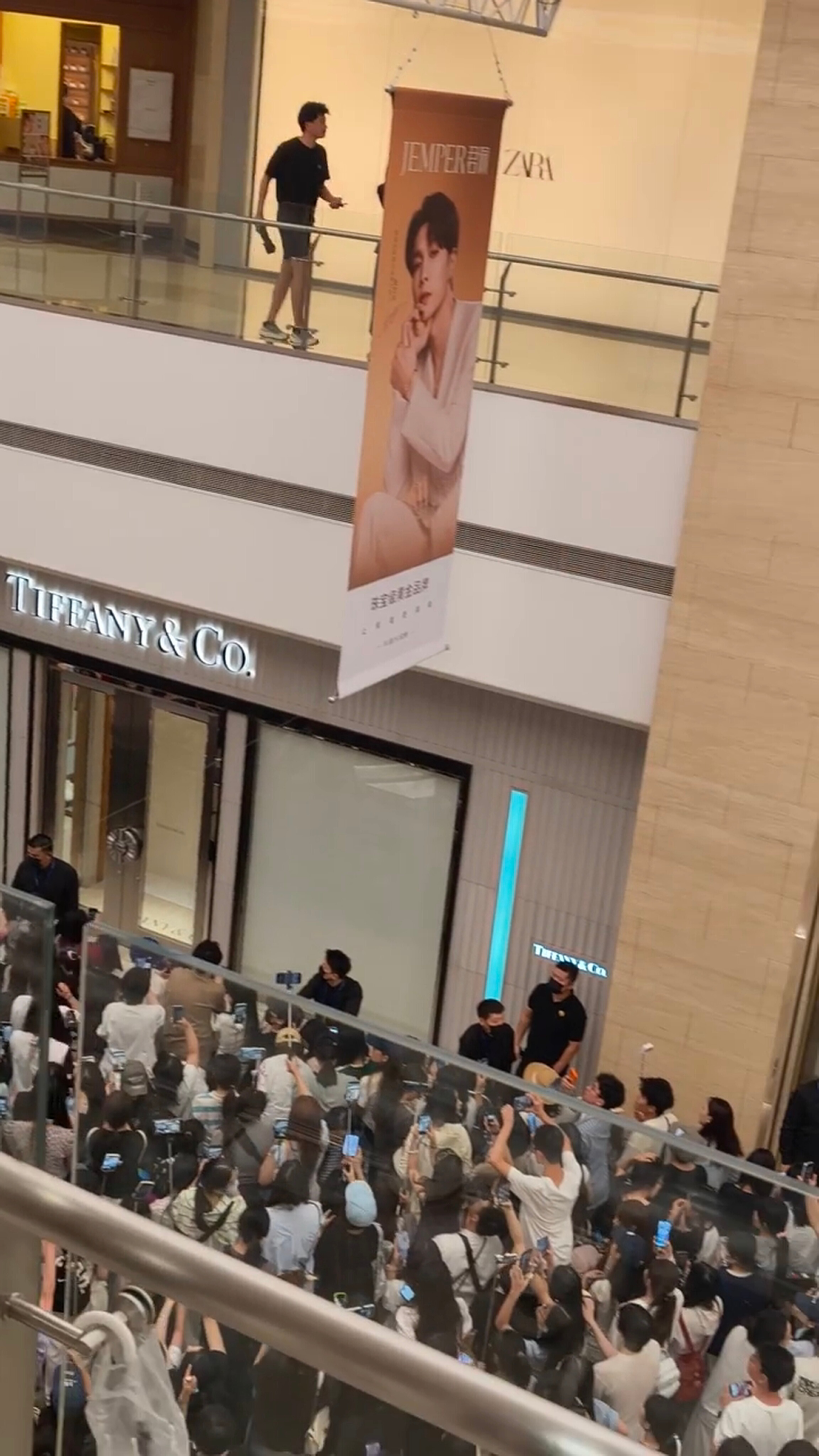 今天李昀锐Tiffany活动现场好多人啊蒂芙尼品牌大使李昀锐/李昀锐