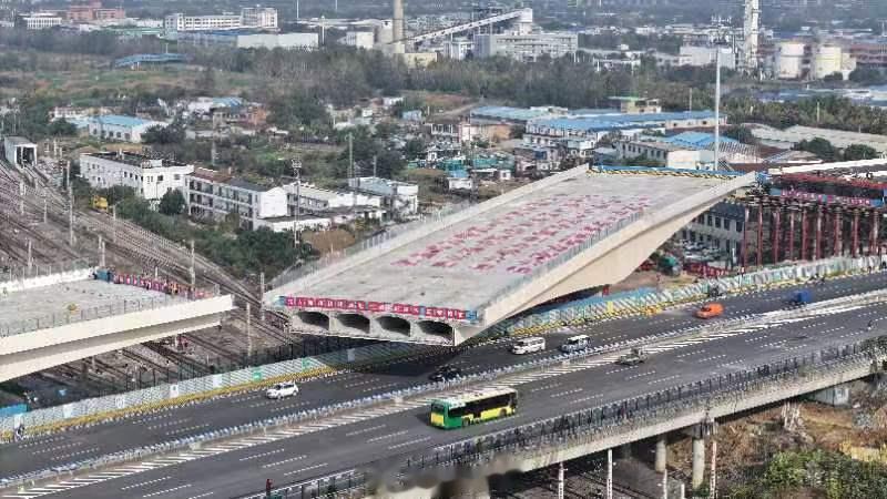 【距离通车越来越近！文忠路上跨合肥东站转体桥“合龙”】11月15日，合肥市重点工