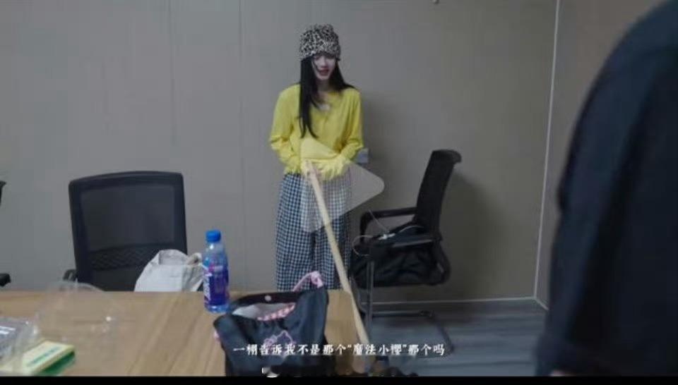 王一栩给鞠婧祎来战准备的武器被鞠婧祎当场吐槽了：一栩告诉我不是那个“魔法小樱”那