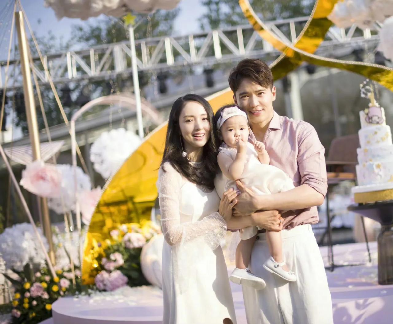 董璇和高云翔在女儿小酒窝的周岁宴上放了个视频，说小酒窝，这是你一岁的爸爸妈妈的样