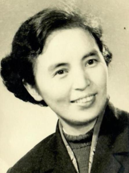 一天，27岁的司令员叶飞正要沉沉入睡，突然，警卫员闯入，拉着一个身材曼妙的女子，