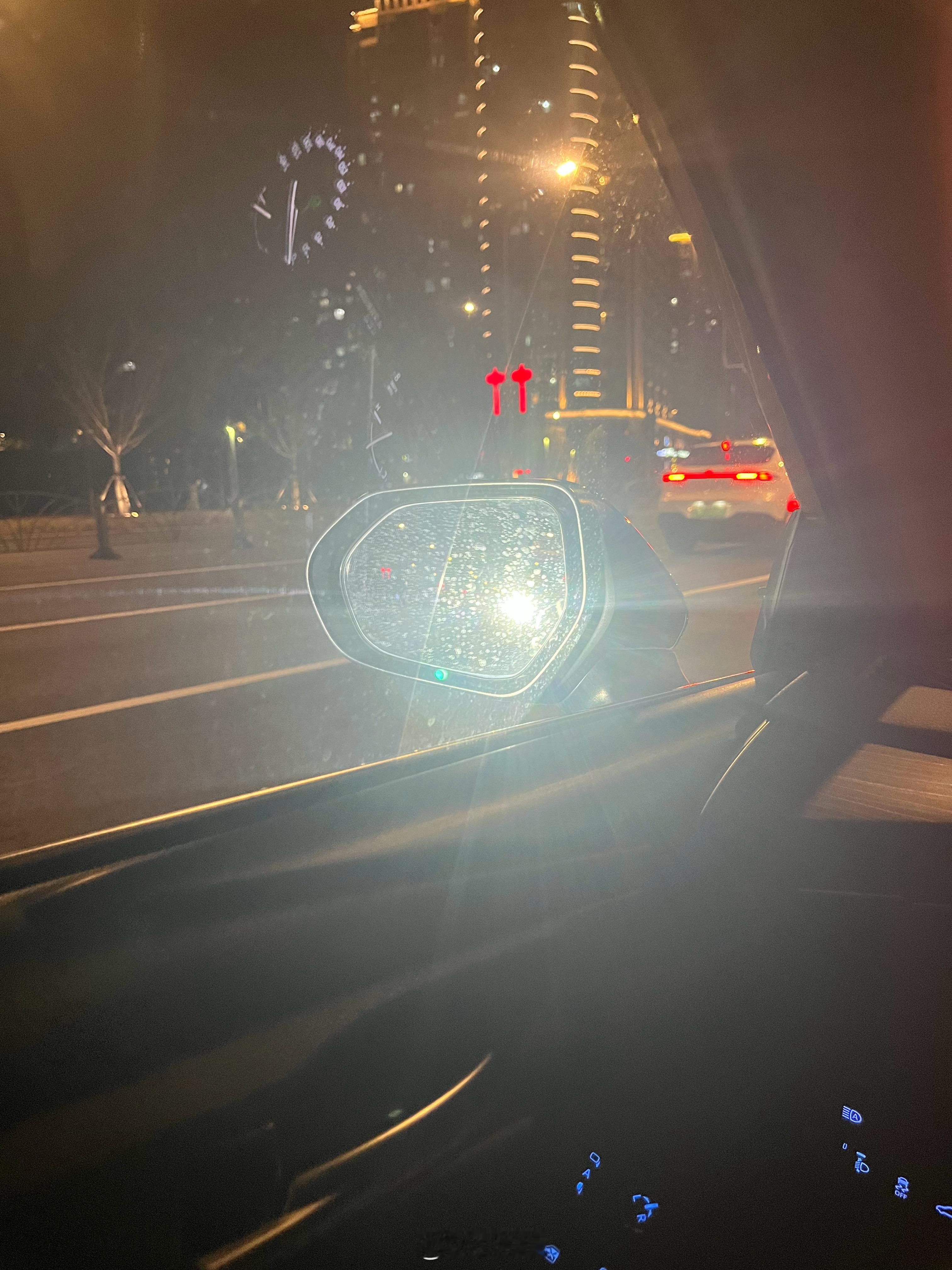 国内有种开车的乐趣在德国体验不到，就是高速快速变道左右穿插超龟速车，能感受到底盘