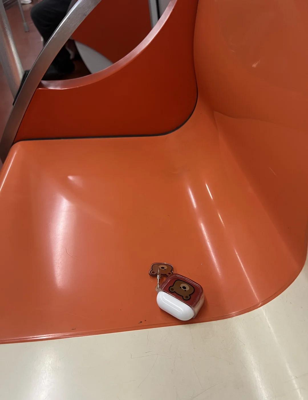 上海11号线上哪位的耳机丢了
11号线迪士尼方向，第一车厢，第二组座位，靠门的位