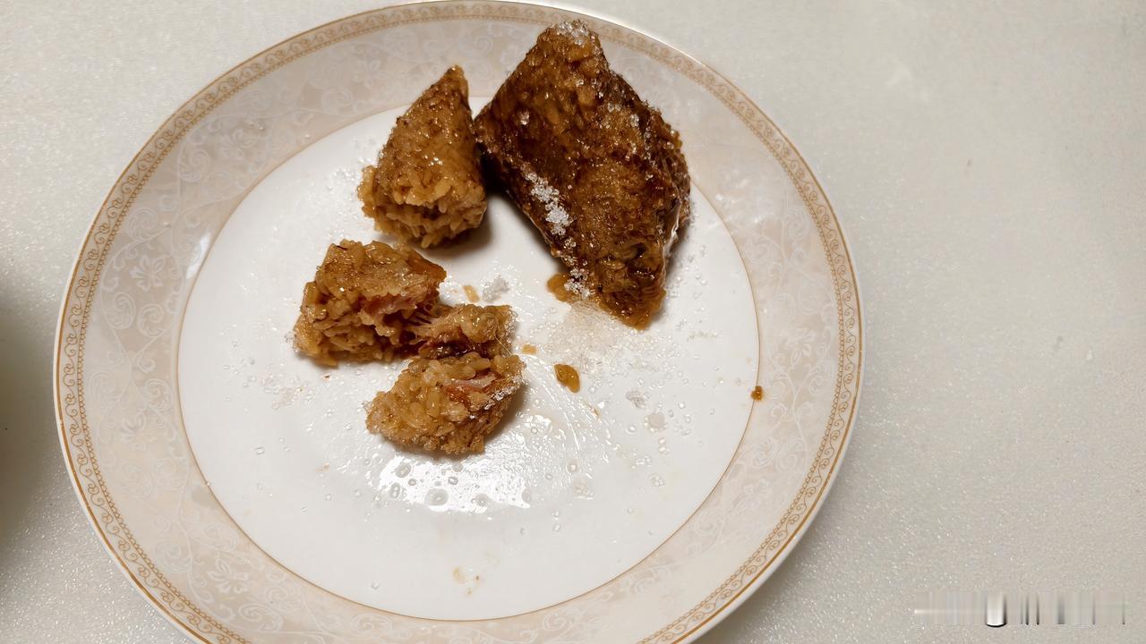 我认为甜粽子更好吃。

我们小时候是不吃粽子的。每次过端午，我们早上就是煮鸡蛋，